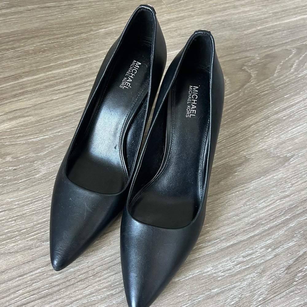 MICHAEL Michael Kors Black Pointed-Toe Leather Pumps